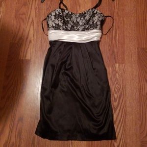 Beautiful Alyn Paige New York  Dress